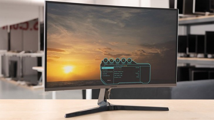 Kiểm tra màn hình máy tính bàn cũ để đảm bảo chất lượng hiển thị