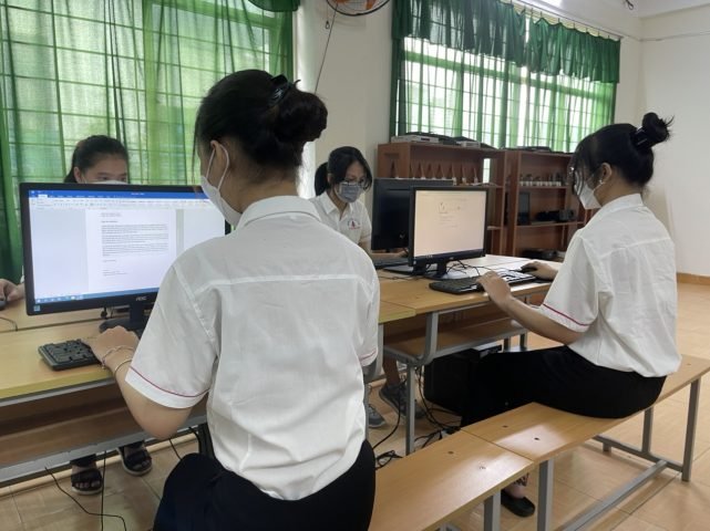 Bảng mạch điện tử hoặc chip máy tính