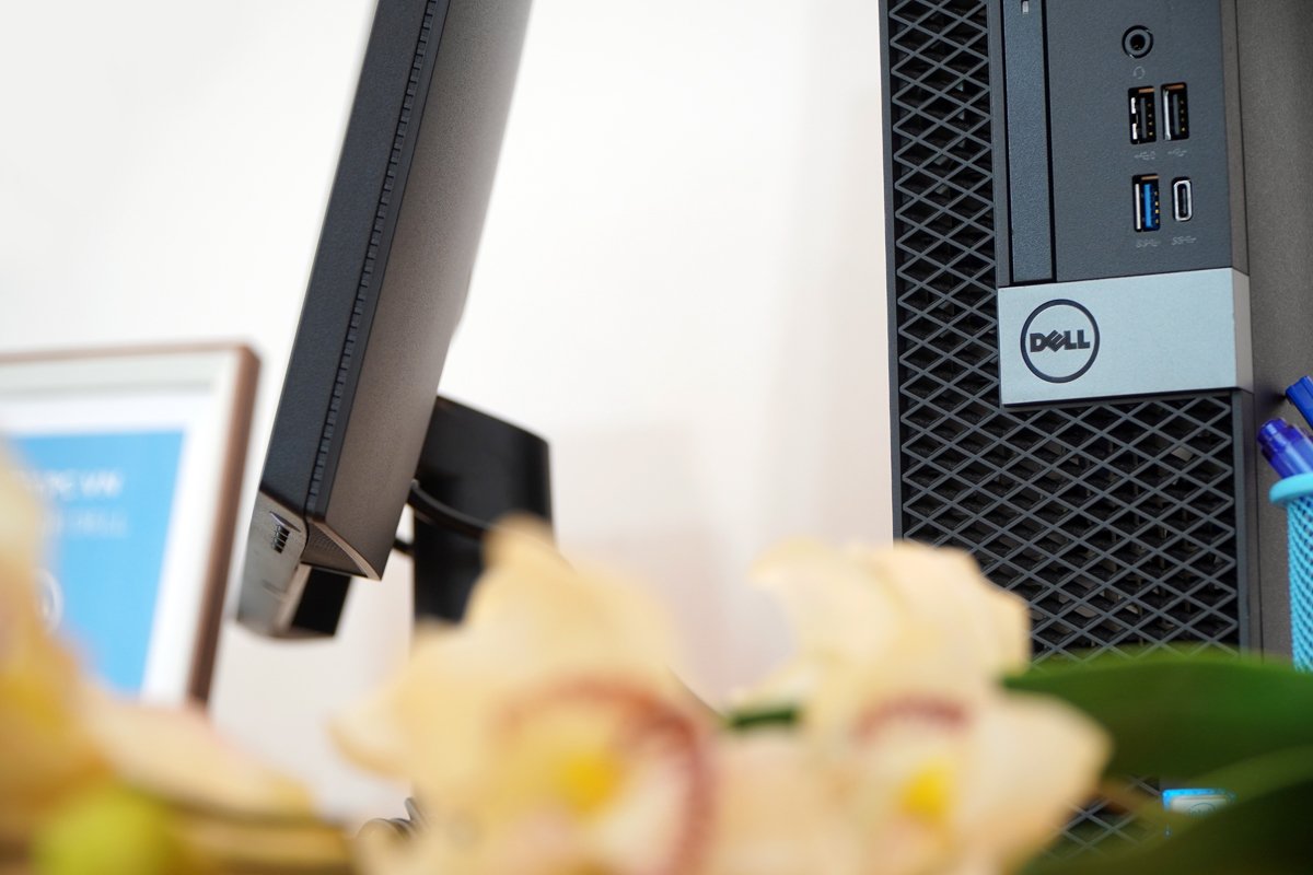 Bên trong thùng máy tính để bàn Dell Core i7 cho thấy các linh kiện
