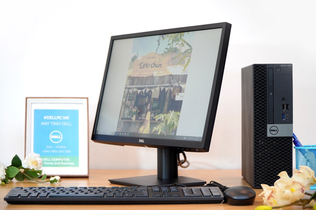 Góc nhìn từ phía sau máy tính để bàn Dell Core i7
