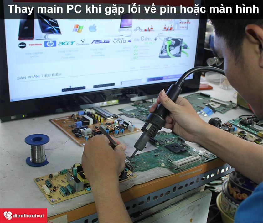 Thợ kỹ thuật thực hiện thay main PC máy tính bàn tại trung tâm sửa chữa ở Hà Nội