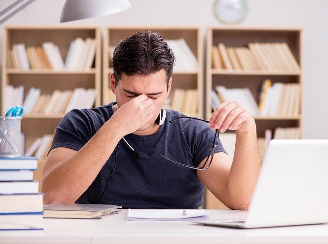 Tầm quan trọng của độ sáng màn hình máy tính phù hợp để không hại mắt