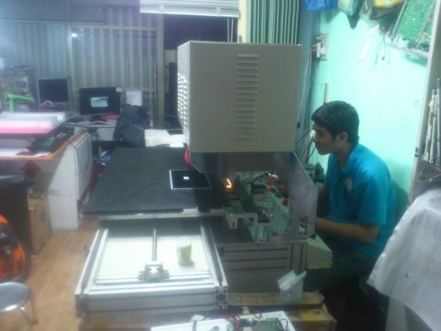 đóng lại card màn hình laptop