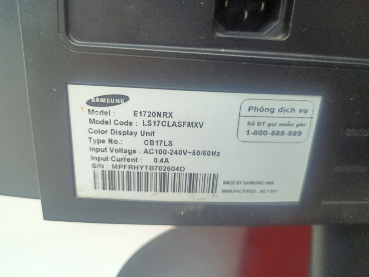 Mặt sau của màn hình máy tính Samsung 17 inch E1720NRX với các cổng kết nối