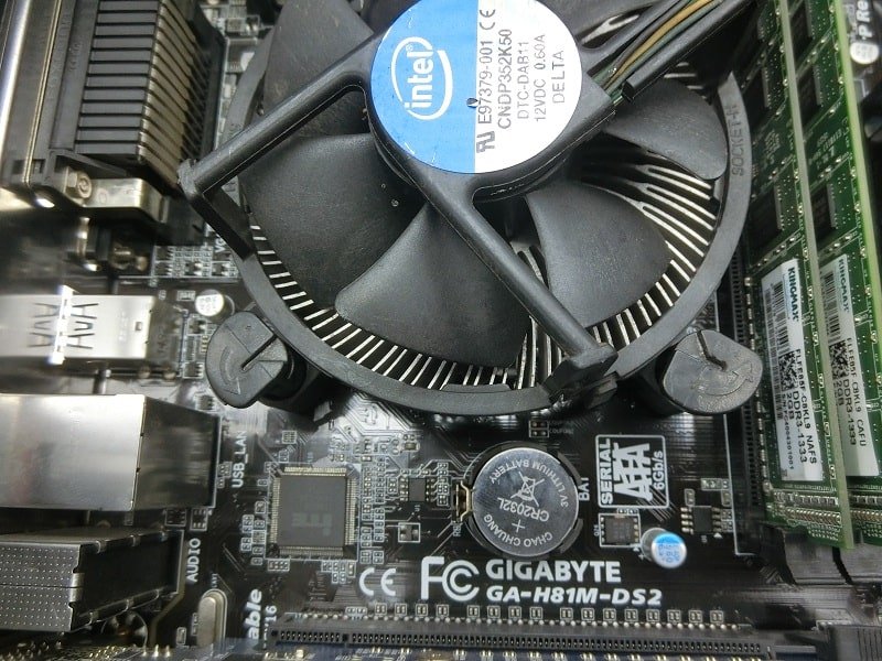 Bo mạch chủ GIGABYTE GA-H81M-DS2 từ góc nhìn phía trên