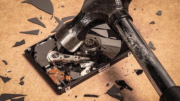 Hình ảnh búa đập vào ổ SSD, biểu tượng cho việc bảo vệ dữ liệu hoặc nâng cấp linh kiện.