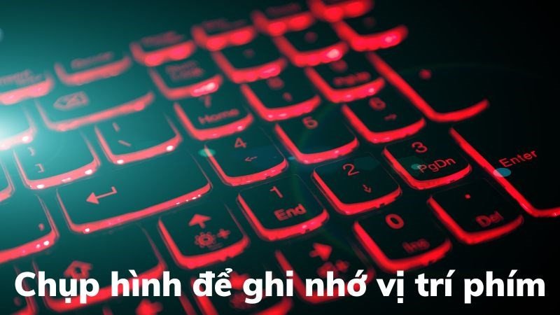 Hình ảnh một bàn phím laptop được chụp lại để ghi nhớ vị trí các phím trước khi tháo keycap
