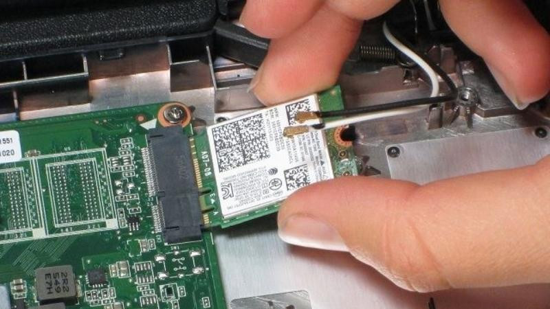 Hình ảnh một chiếc card mạng WiFi (có thể là PCIe) được gắn vào mainboard máy tính.