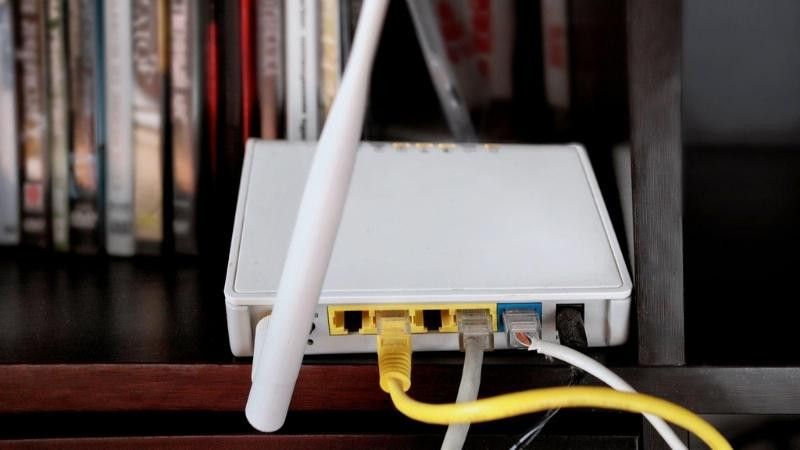 Hình ảnh một chiếc router WiFi đang hoạt động, có thể đang chỉ ra sự cần thiết của việc khởi động lại định kỳ.