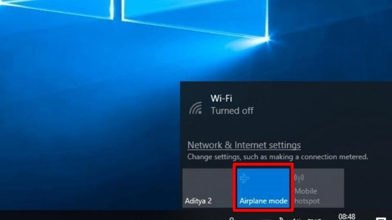Hình ảnh một người dùng đang kiểm tra cài đặt mạng trên máy tính chạy Windows 7, có thể là trong Network and Sharing Center.
