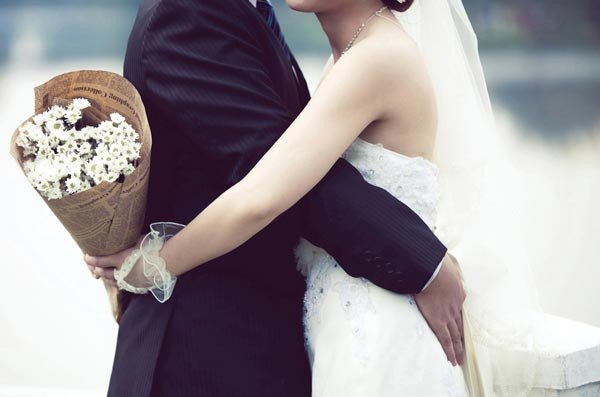 Hình nền cặp đôi lãng mạn bên biển