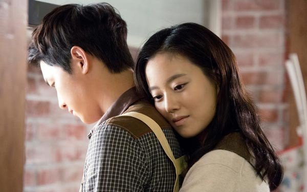 Hình nền cặp đôi ngồi bên cửa sổ