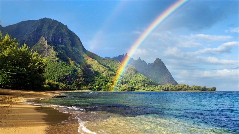 Hình nền máy tính cầu vồng đơn giản nhưng đầy cuốn hút trên phông nền tối