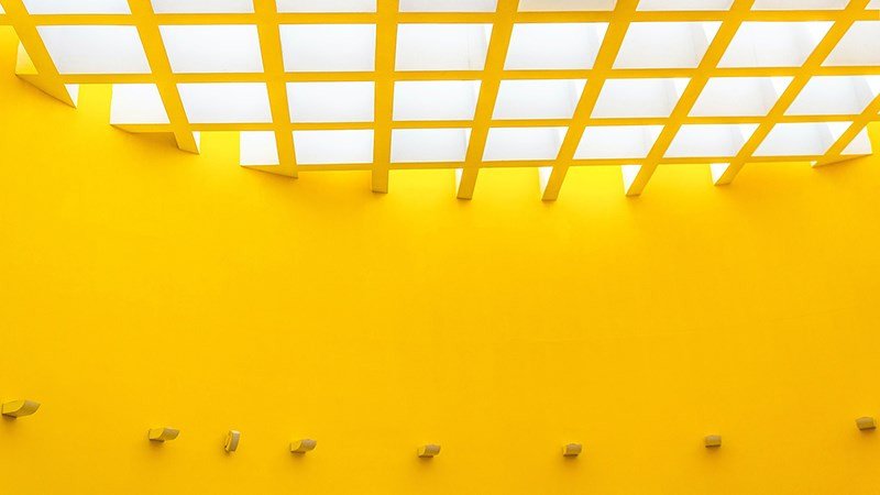 Hình nền máy tính màu vàng với các mảng màu sắc đối lập nhẹ