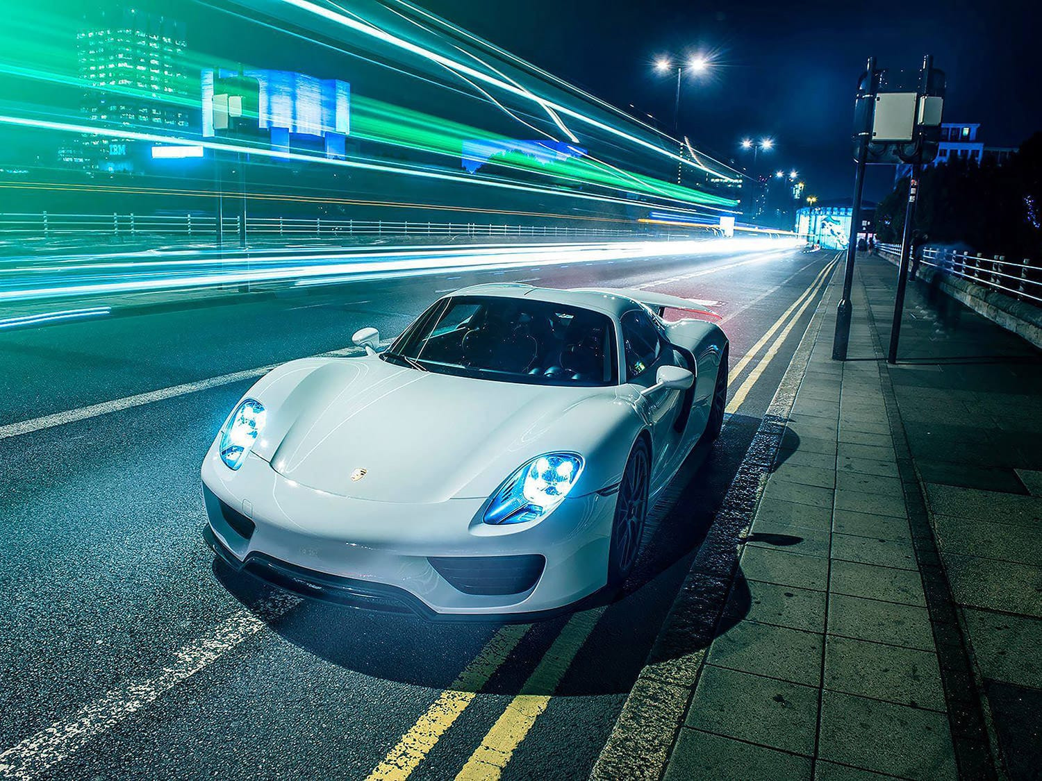 Hình nền Porsche 918 Spyder 4K góc thấp