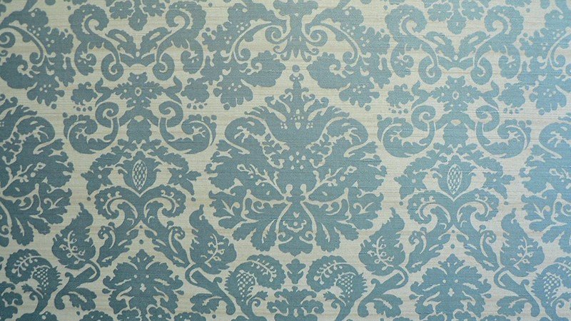 Hình nền vintage với sách cũ, bút mực và hoa khô trên bàn gỗ mộc mạc