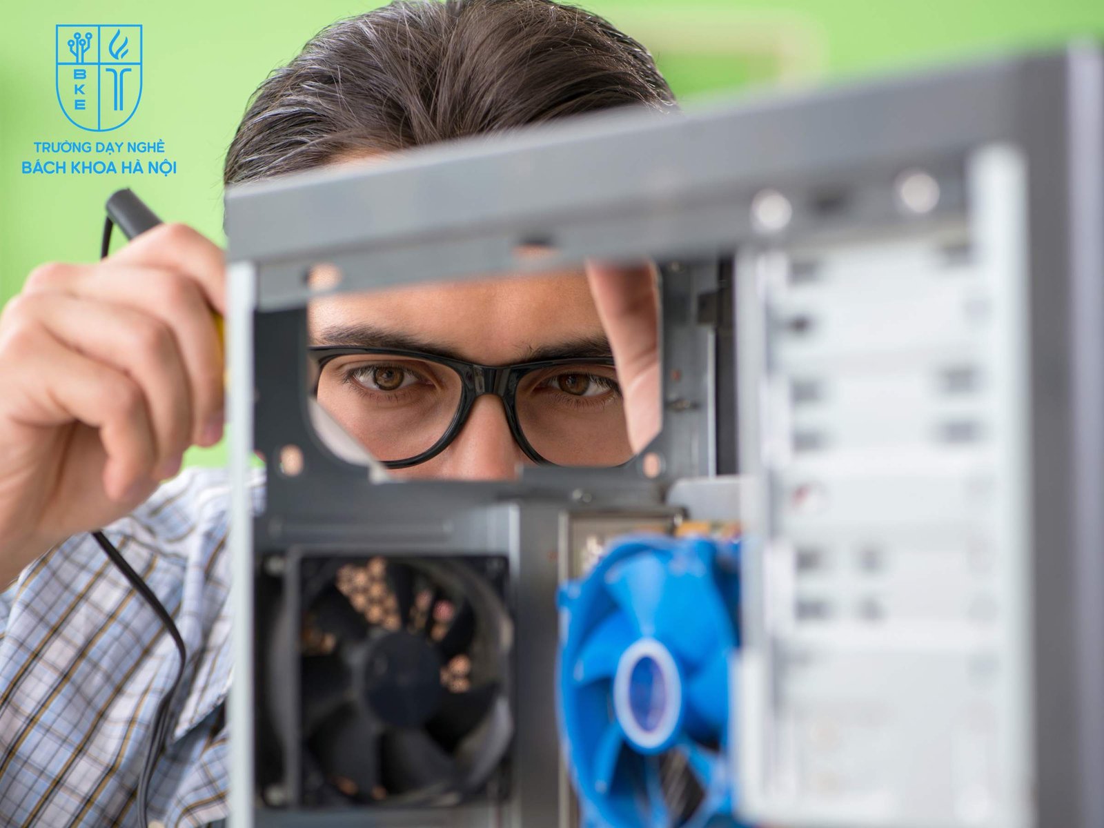 Ảnh minh họa học sửa chữa main máy tính chuyên nghiệp