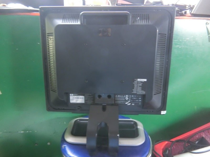 Cổng kết nối phía sau của màn hình máy tính HP L1710 cũ