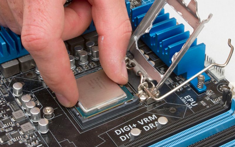 Cài đặt CPU vào socket trên bo mạch chủ khi lắp ráp máy tính tại nhà