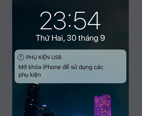 Bước 2: Sau đó trên điện thoại của bạn sẽ xuất hiện bảng thông báo mở khóa màn hình. Bạn có thể mở khóa bằng vân tay hay nhập mật khẩu.