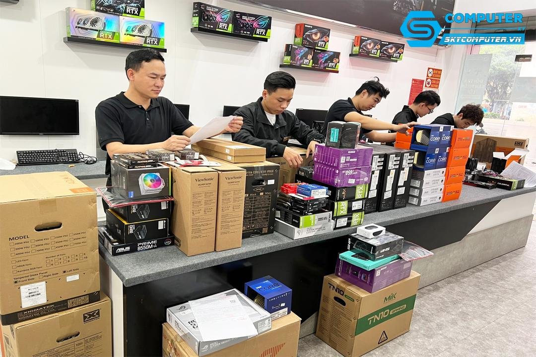 Kỹ thuật viên chuyên nghiệp kiểm tra và bảo trì máy tính
