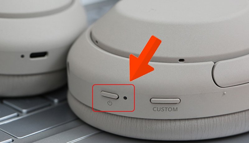 Bật nút nguồn khởi động tai nghe khi máy tính không nhận tai nghe