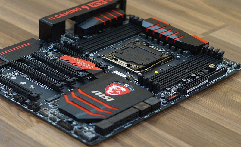 Khi tư vấn cấu hình máy tính, nên chọn mainboard có đủ khe cắm để dễ dàng nâng cấp linh kiện