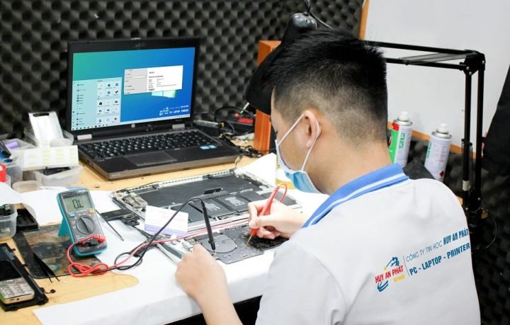 Kỹ thuật viên tư vấn sửa nguồn máy tính hết bao nhiêu tiền