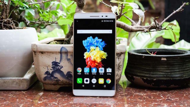 Máy tính bảng Lenovo Phab Plus trên bàn