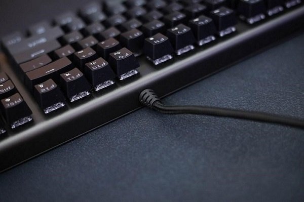 Kiểm tra kết nối cáp USB khi bàn phím máy tính để bàn không hoạt động