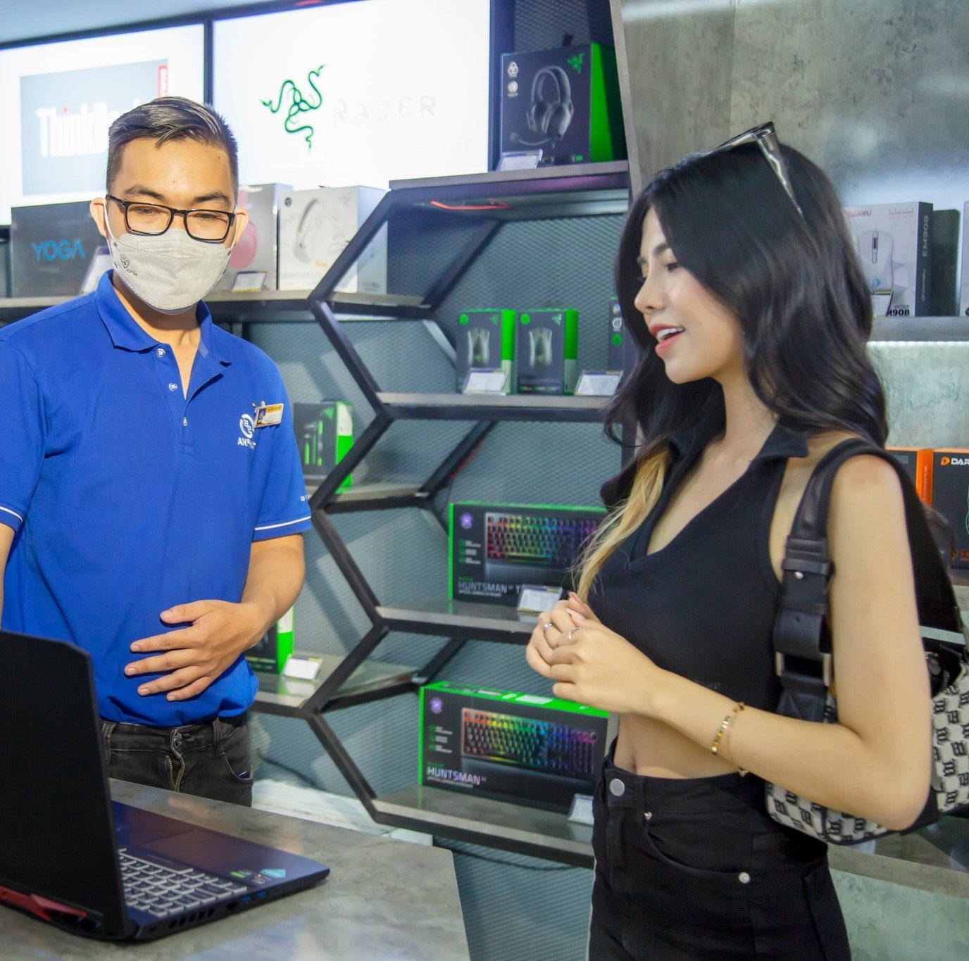 Mai Dora mua màn hình tại maytinhgiaphat.vn