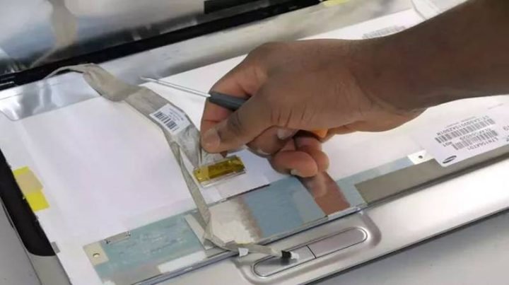 Màn hình máy tính PC bị trắng do cáp màn hình hỏng