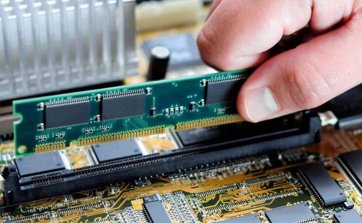 Màn hình máy tính không lên, hãy tháo và vệ sinh chân RAM cũng như khe cắm