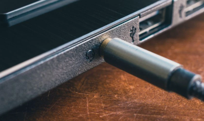 Kiểm tra cổng kết nối với loa hoặc tai nghe