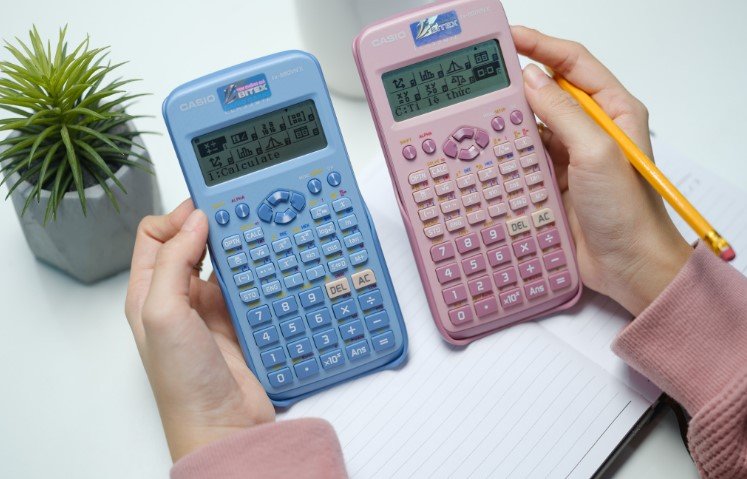 Thay pin mới là cách đơn giản để sửa máy tính Casio không lên nguồn