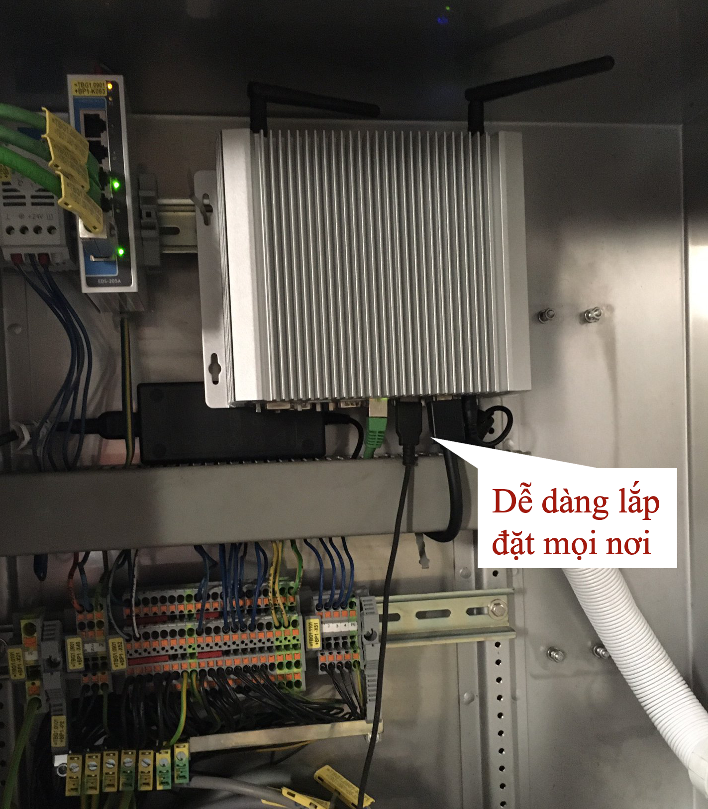 Mô hình lắp đặt máy tính công nghiệp trong môi trường sản xuất có diện tích hạn chế