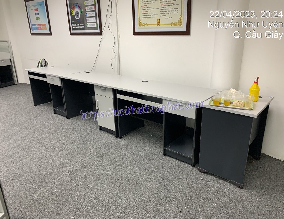 Máy tính nhỏ gọn giá rẻ đặt gọn gàng trên bàn làm việc hiện đại