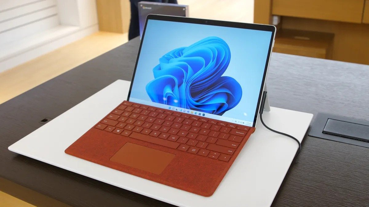 Microsoft Surface Pro 8 là sự kết hợp hoàn hảo giữa thiết kế nhỏ gọn và hiệu năng mạnh mẽ