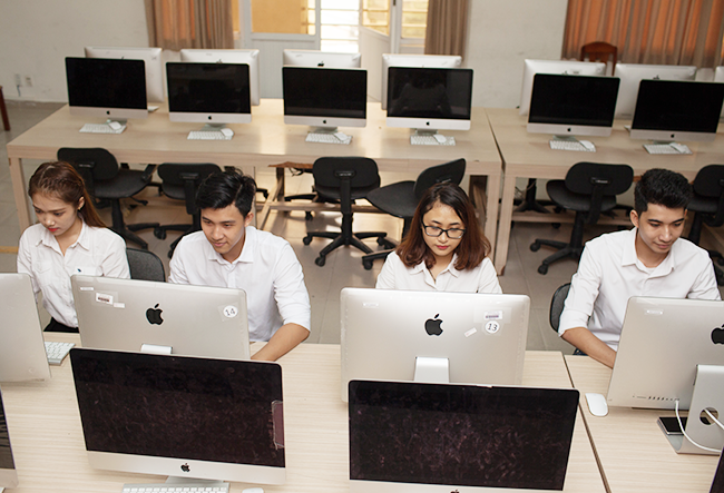 Sinh viên DTU đang tự luyện kỹ năng thực hành mạng tại Open Lab