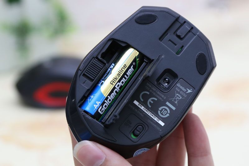 Tháo chuột máy tính không dây để thay pin
