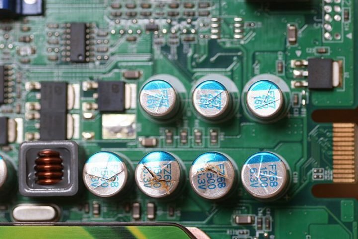 Tìm hiểu về main máy tính: Tụ rắn và tụ hóa trên bo mạch chủ