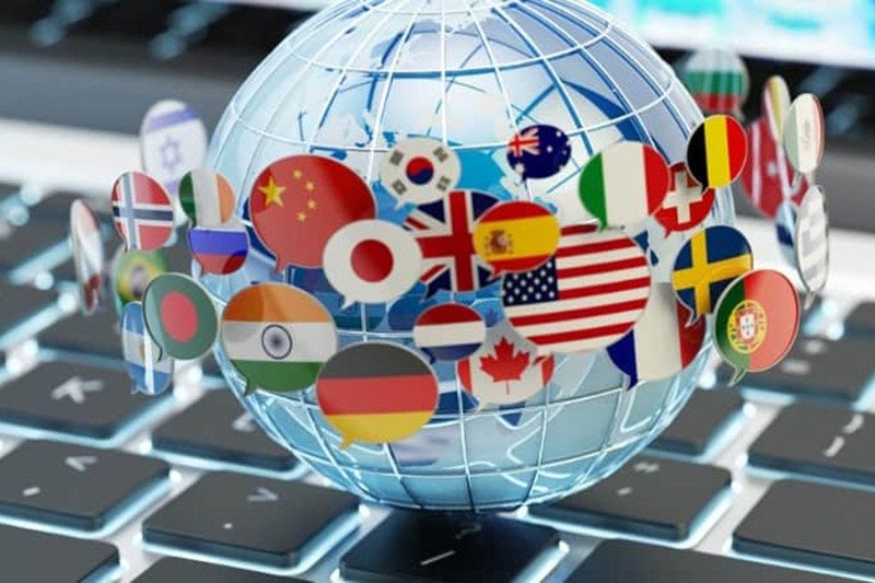 Người dùng đang thao tác trên máy tính, minh họa việc chuyển đổi ngôn ngữ dễ dàng