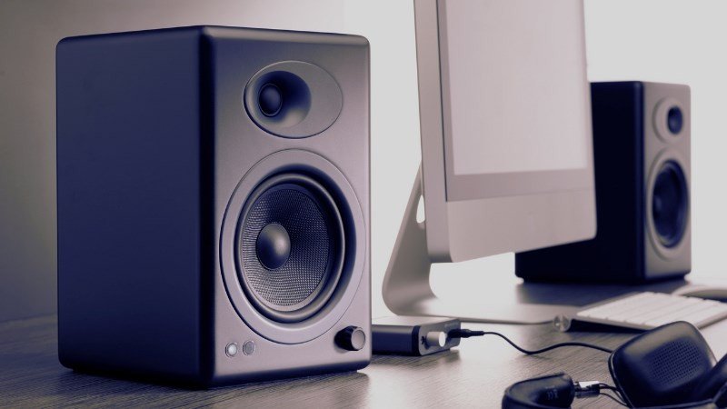 Người dùng thưởng thức âm nhạc sống động từ loa ngoài kết nối với máy tính