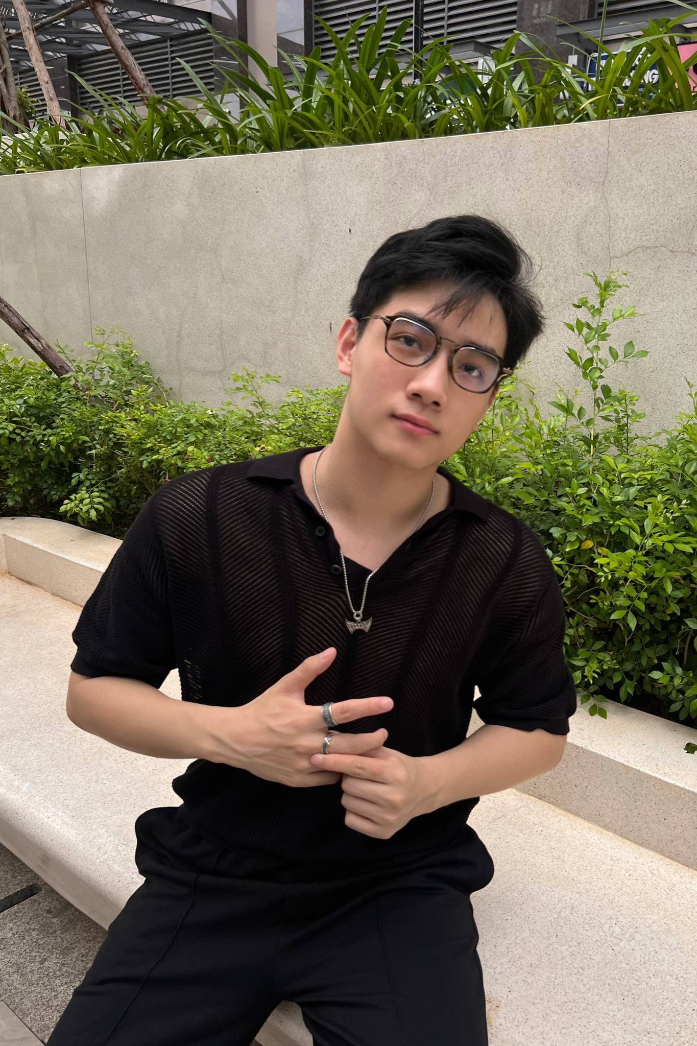 Người làm việc tại bàn với kính đeo, giảm mỏi mắt khi sử dụng máy tính