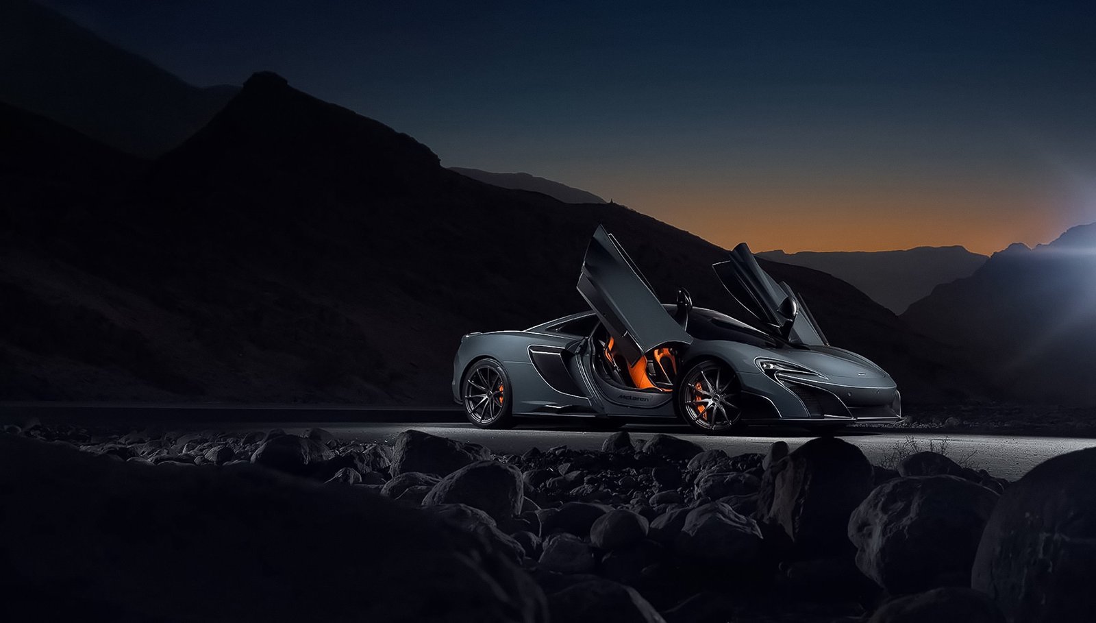 Hình nền oto McLaren 675LT buổi đêm với tốc độ cao