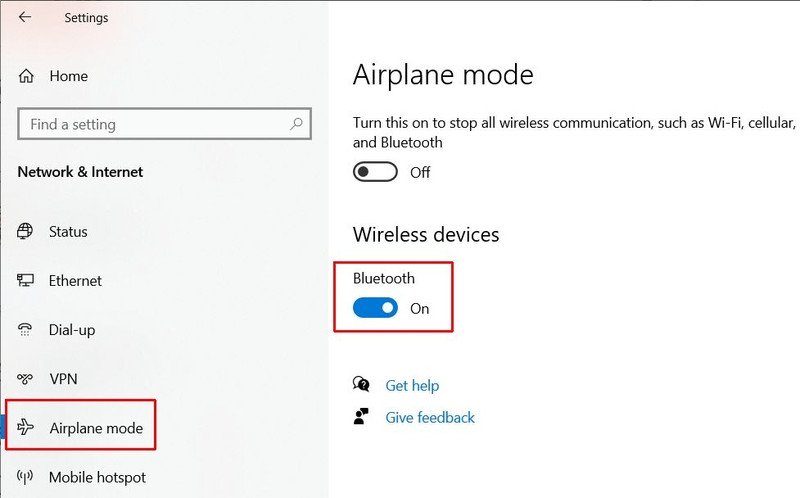 Nút Pair trên tay cầm Xbox được đánh dấu.