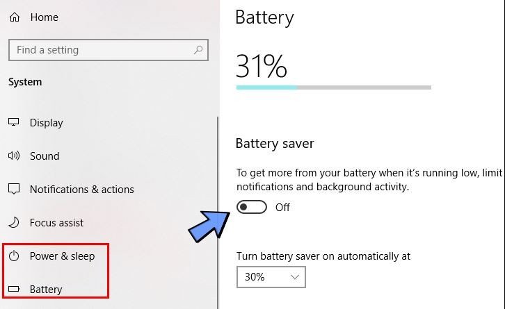 Pin laptop đang được sạc với chỉ số trên màn hình