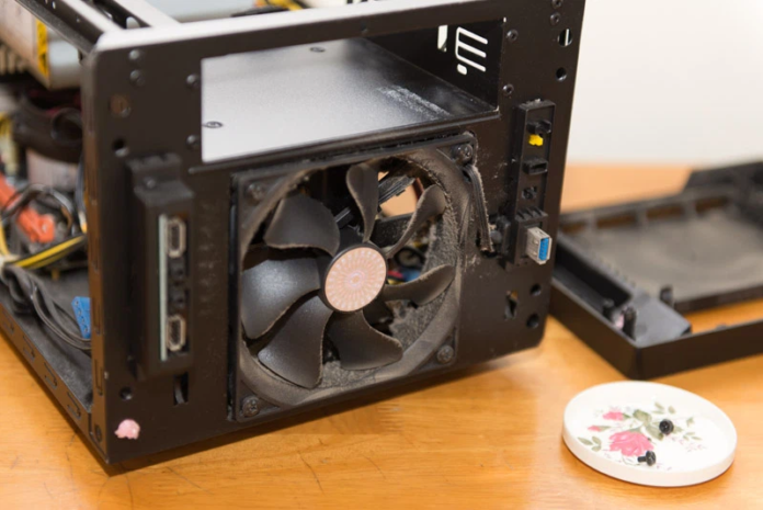 Quạt nguồn máy tính kêu to do bụi bẩn tích tụ