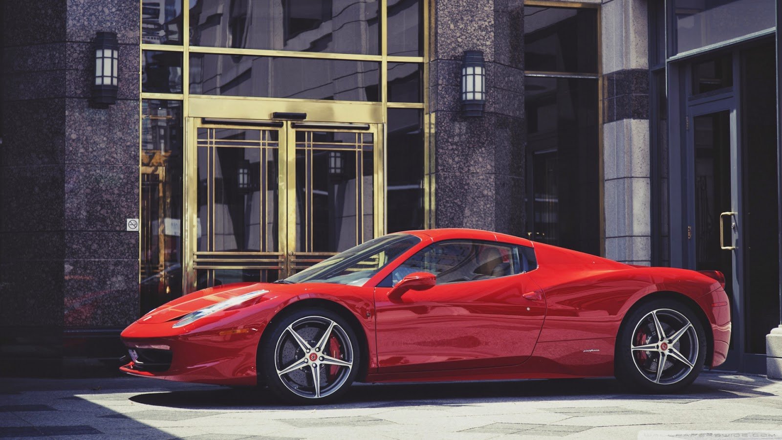 Hình nền oto Ferrari Italia màu đỏ tươi cho máy tính