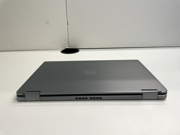 Bàn phím có đèn nền và touchpad rộng rãi trên Dell Latitude 7400 vỏ nhôm